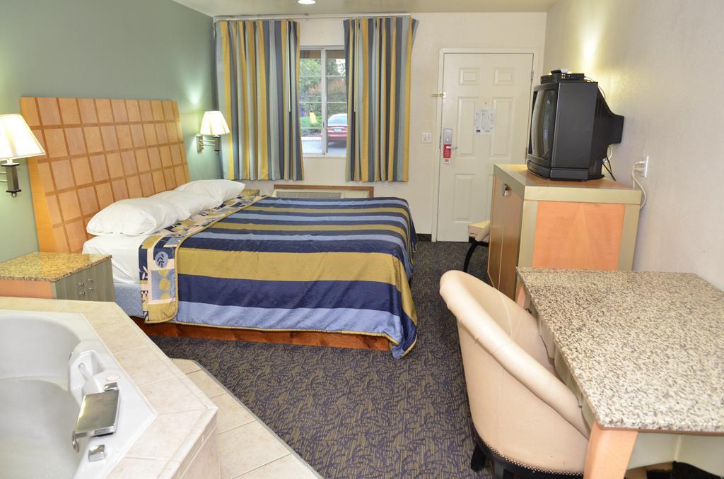 Econo Lodge Portland Airport Extérieur photo