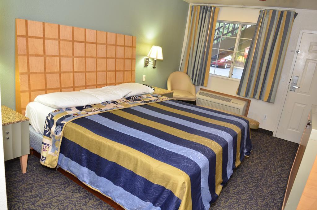 Econo Lodge Portland Airport Extérieur photo