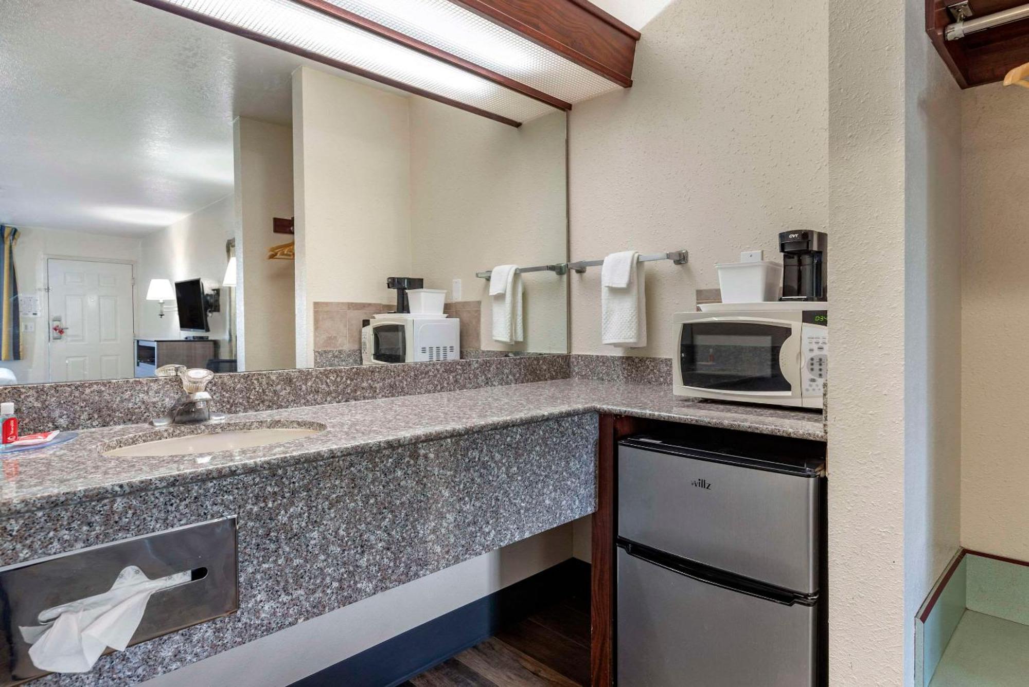 Econo Lodge Portland Airport Extérieur photo